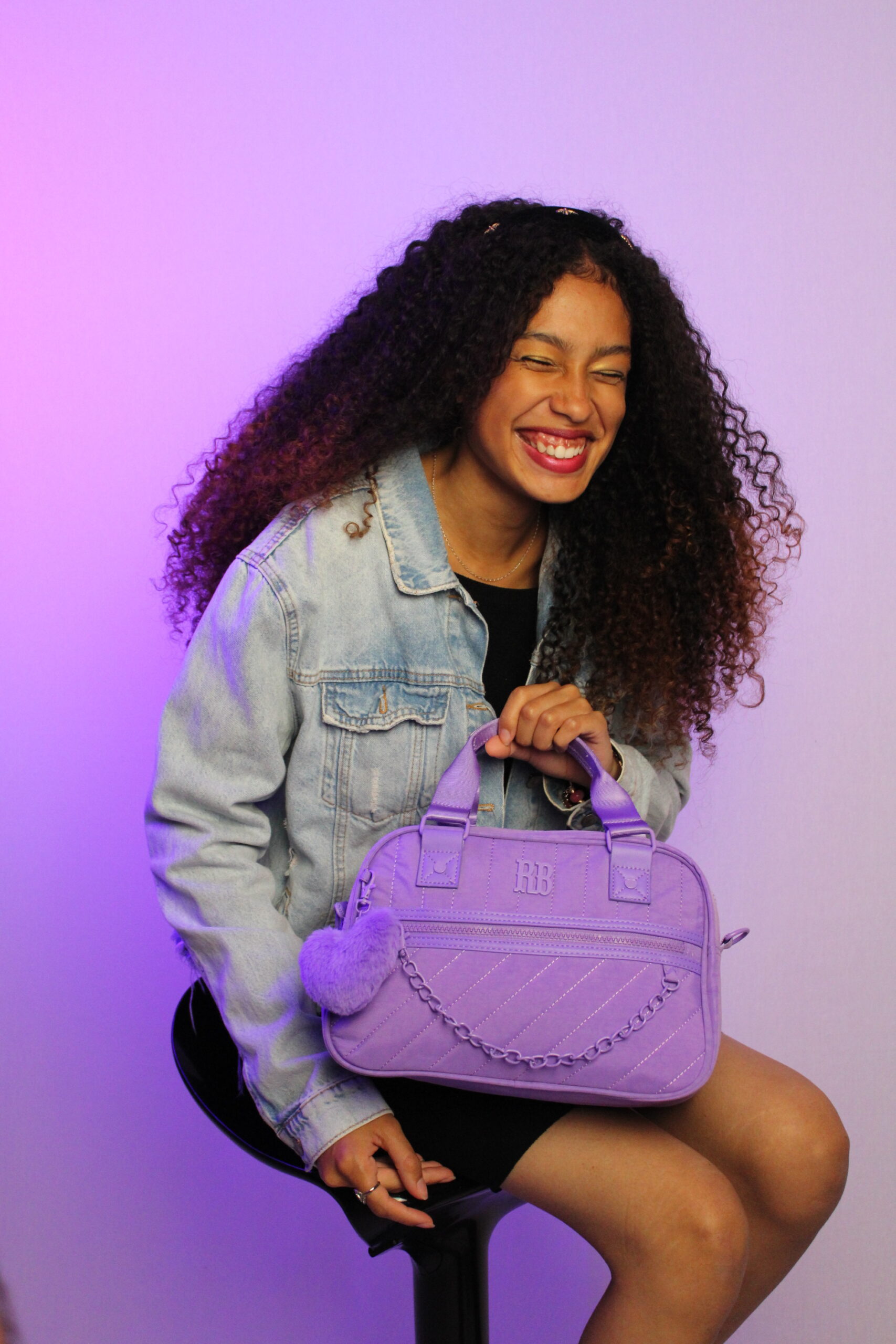 Novas bolsas da RB: modelo sorrindo com a bolsa baú da Rebecca Bonbon.