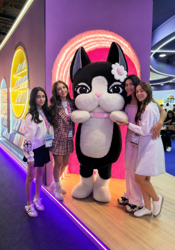 Mascote com as embaixadoras